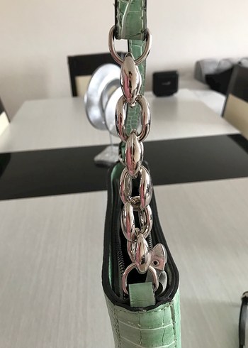 Zincir Detaylı Yeşil Deri Yılan Desenli Çanta - Görsel 5