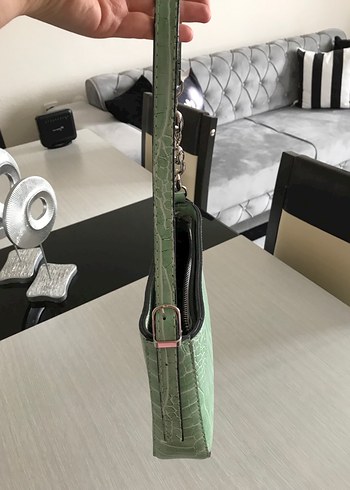 Zincir Detaylı Yeşil Deri Yılan Desenli Çanta - Görsel 8