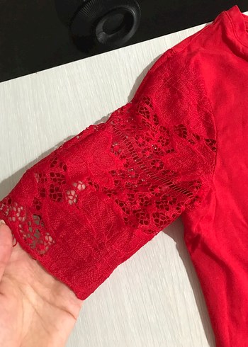 Dantel Detaylı Kırmızı Kısa Kollu Kadın Tişört - Görsel 2