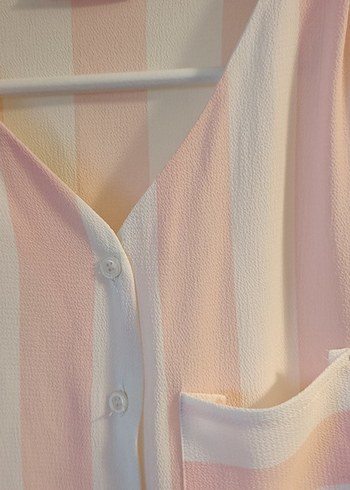 Pembe Çizgili V Yaka Düğmeli Kadın Gömlek - Görsel 3