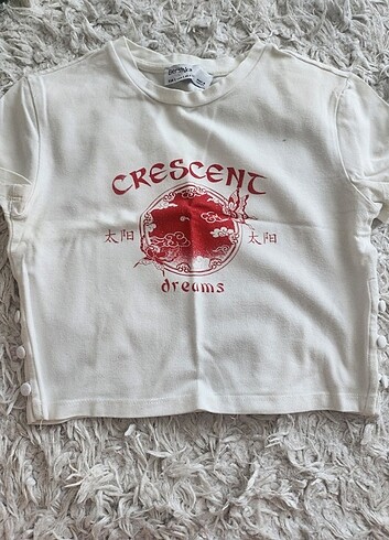 Beyaz kırmızı desenli yanları açık crop tshirt