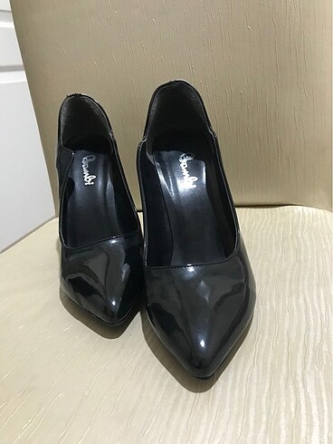 37 numara stiletto hiç giyilmedi