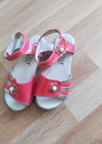 28 Beden kırmızı Renk Kız Çocuk Parlak Sandalet