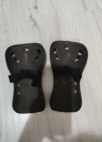 Siyah Cırtlı Dizlikler - Görsel 2