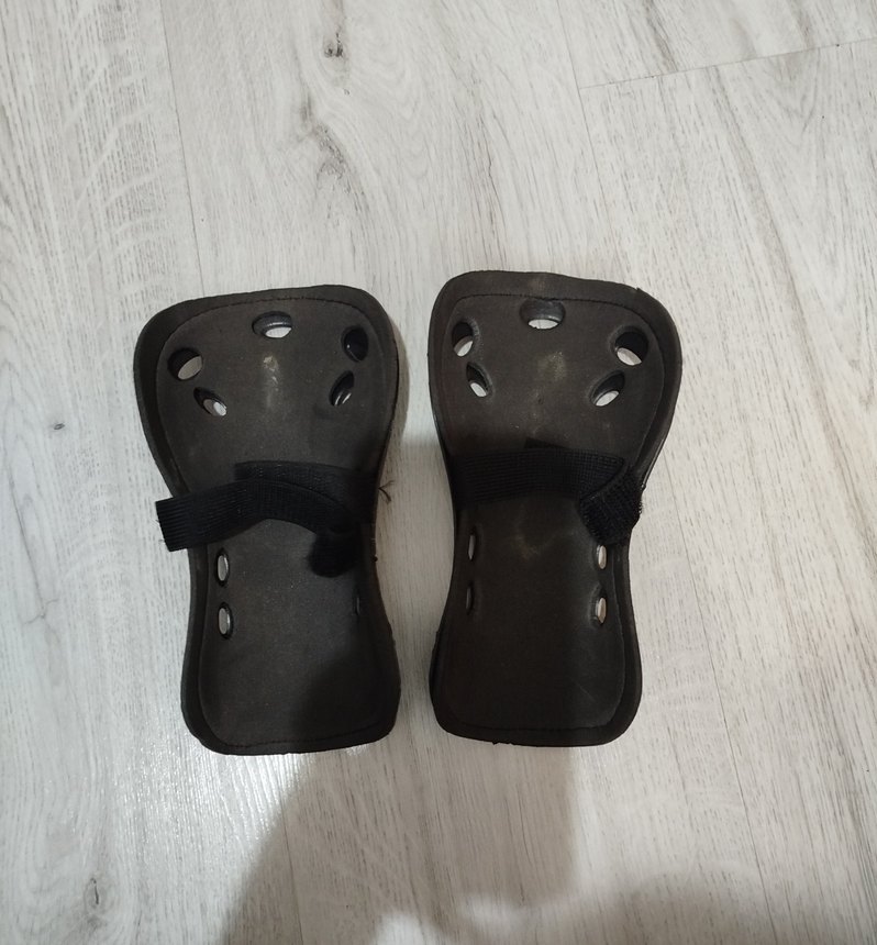 Siyah Cırtlı Dizlikler - Görsel 2