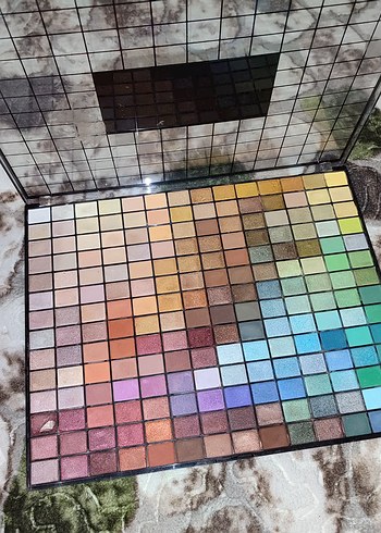 New Revolution 196 Colour Spectrum Palette eye shadow - Görsel 2