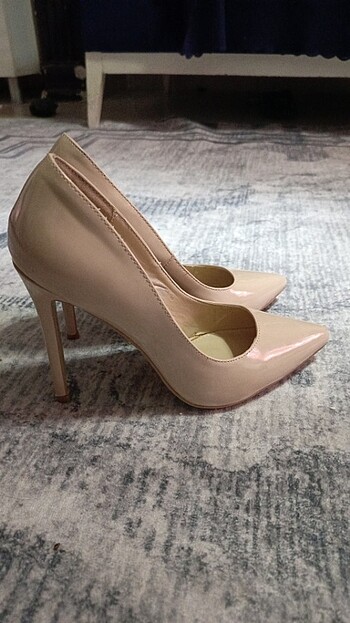 Bej stiletto