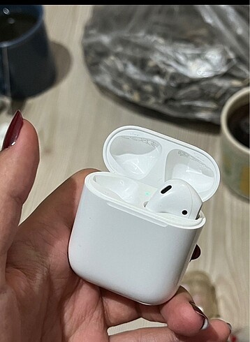 Airpods iki sağ kulaklık tek var kutu kayıp