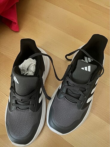 37,5 Beden Adidas spor ayakkabı