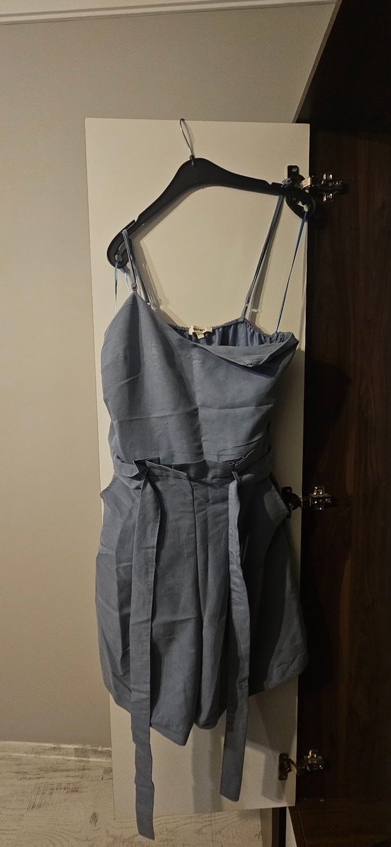 Mavi Askılı Kısa Tulum, Kemerli, V Yaka - Görsel 2