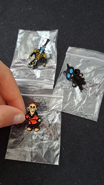Coroline filmi metal charm pin