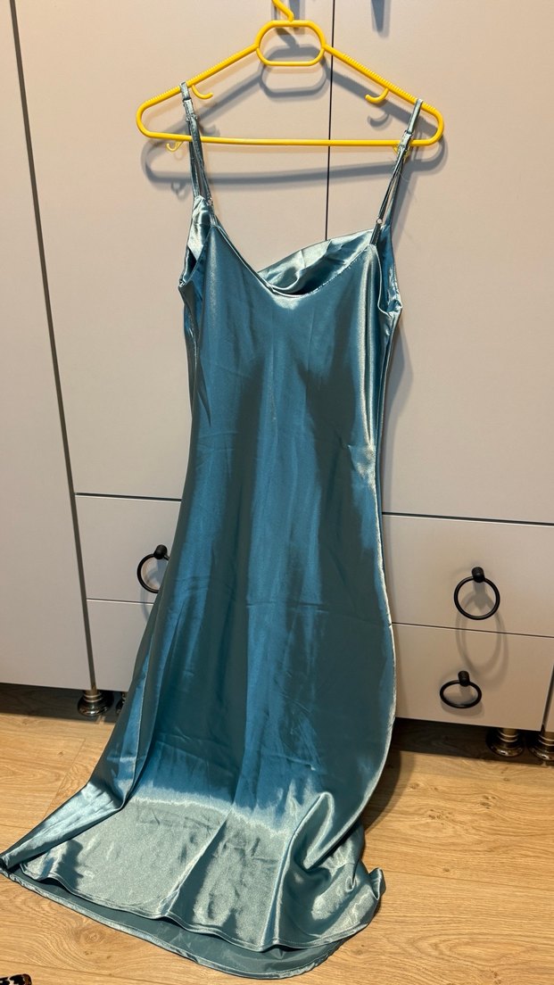 Mavi Saten Midi Drapeli Askılı Elbise - Görsel 3
