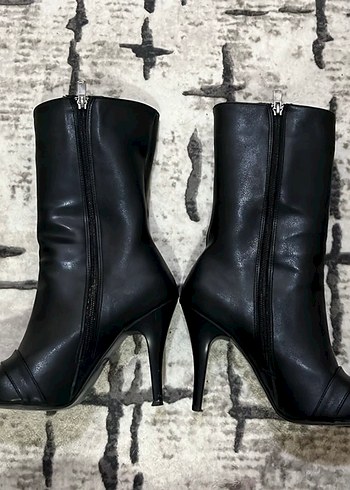 Tokalı Siyah Deri Stiletto Botlar - Görsel 2