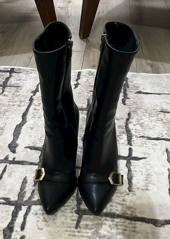 Tokalı Siyah Deri Stiletto Botlar - Görsel 3