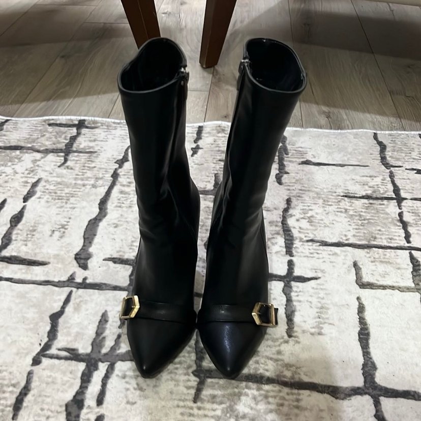 Tokalı Siyah Deri Stiletto Botlar - Görsel 3