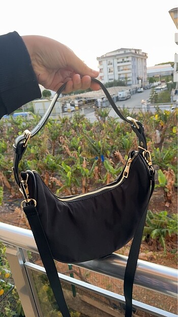 Stradivarius fermuarlı siyah çanta