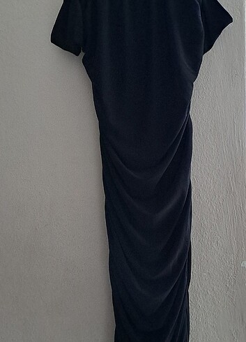 Siyah askı ve drape detaylı madonna yaka elbise 