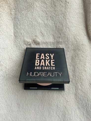 Huda beauty pudra cherry blossom
