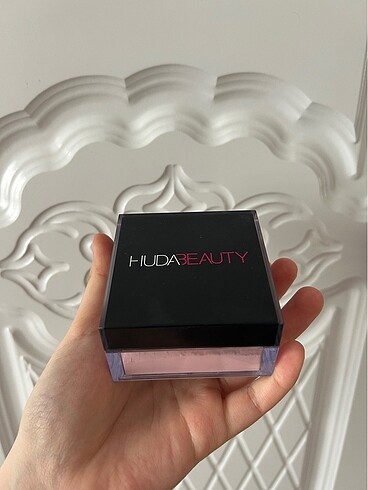 Huda Beauty Huda cherry blossom pudra