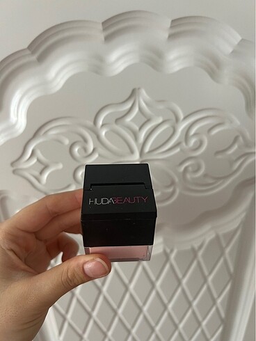 Huda beauty cherry blossom pudra