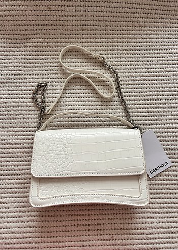 Bershka Beyaz Krokodil Desenli Zincirli Capraz Canta