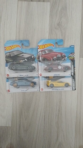 4 adet hotwheels araba
