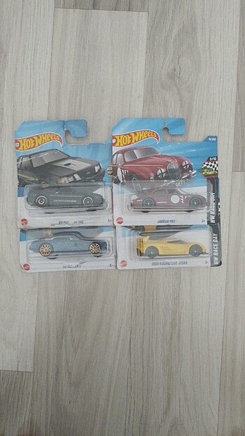 Beden 4 adet hotwheels araba