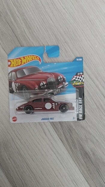 Beden Renk 4 adet hotwheels araba