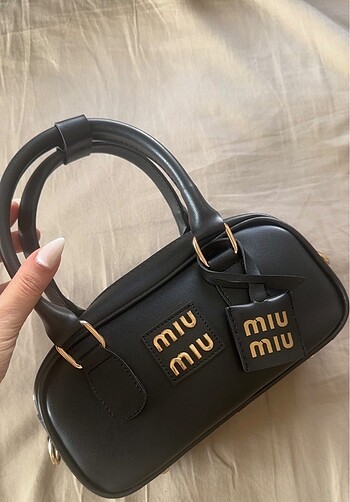 Miu Miu BAYAN ÇANTASI (ASKILI)