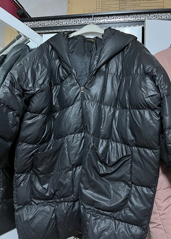 Siyah şişme mont ve pembe şişme mont - Görsel 2