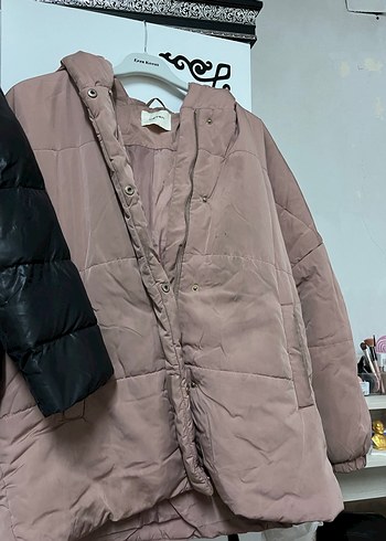 Siyah şişme mont ve pembe şişme mont - Görsel 3
