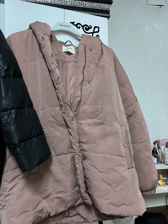 Siyah şişme mont ve pembe şişme mont - Görsel 3