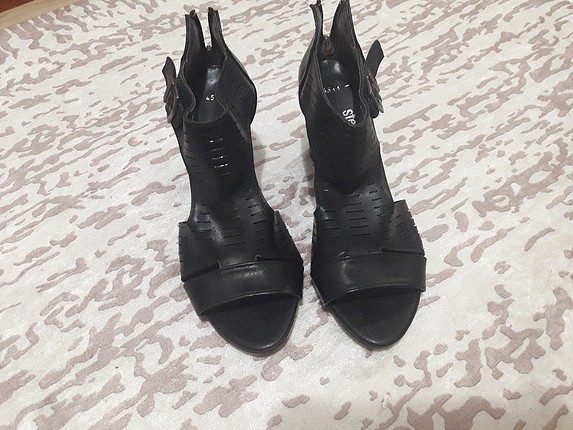 siyah şık topuklu sandalet
