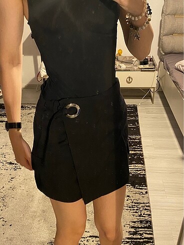 Siyah şort etek