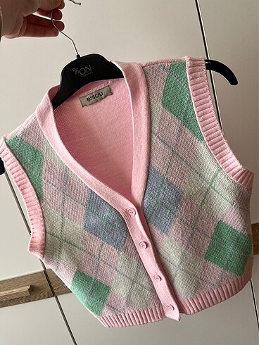 Pembe-yeşil baklava desenli süveter