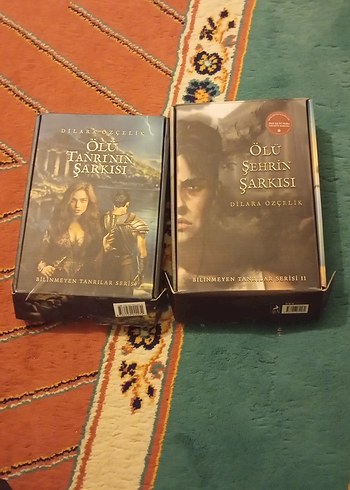 Beden Ölü Tanrının Şarkısı ve Şehrin Şarkısı Roman Seti