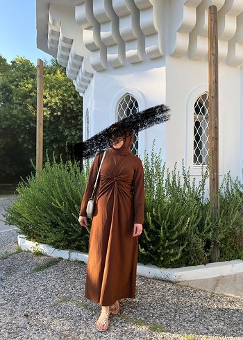 Uzun Kahverengi Keten Elbise, Yüksek Yaka, Salaş