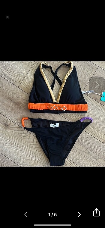 Üçgen büstiyer bikini