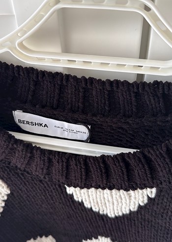 Beyaz Kalp Desenli Siyah Örgü Kazak - Görsel 3