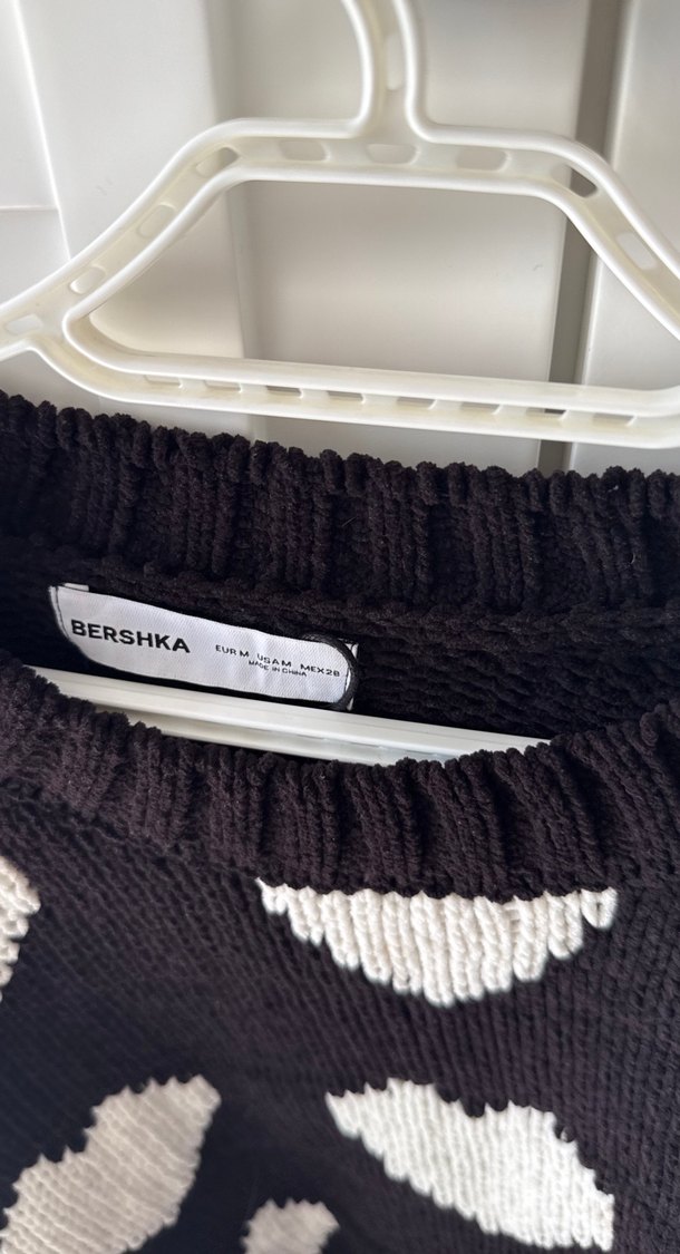 Beyaz Kalp Desenli Siyah Örgü Kazak - Görsel 3