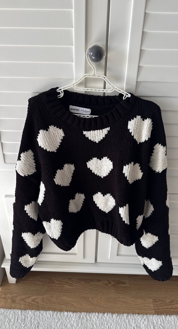 Beyaz Kalp Desenli Siyah Örgü Kazak - Görsel 2