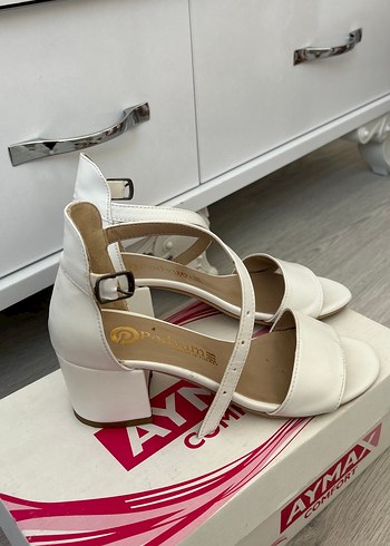 Beyaz Tokalı Blok Topuklu Abiye Ayakkabı - Görsel 4