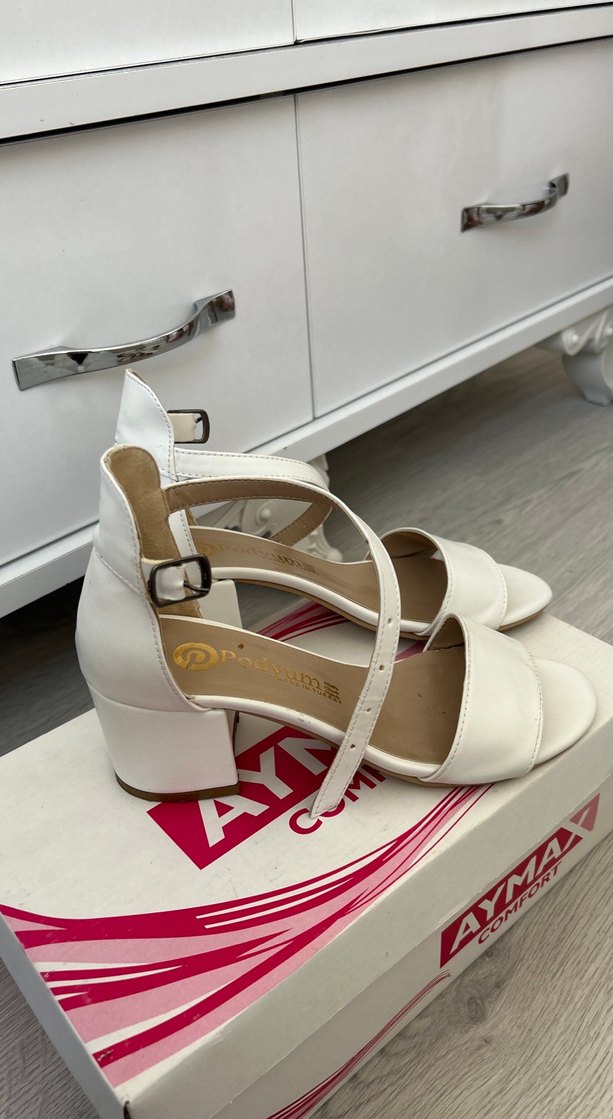 Beyaz Tokalı Blok Topuklu Abiye Ayakkabı - Görsel 4