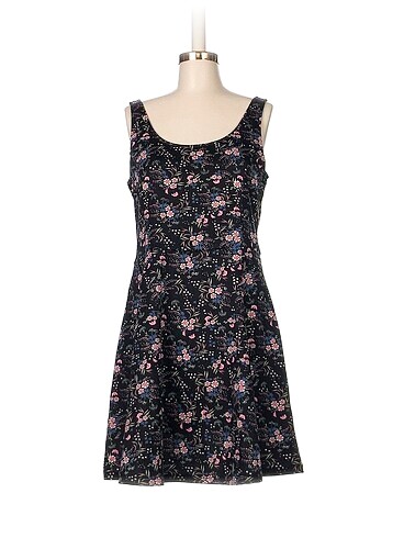 H&M Kısa Elbise %70 İndirimli.