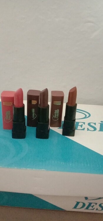  Beden çeşitli Renk 3 lu ruj setimiz yaninda minik hediyeli pazarlik dahil 