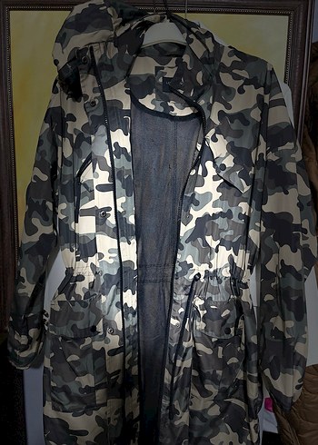 Kahverengi Kamuflajlı Kemerli Kadın Yağmurluk - Görsel 4