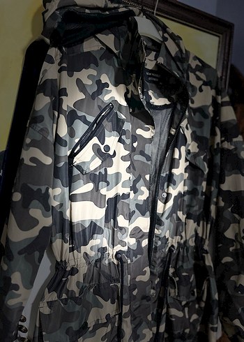 Kahverengi Kamuflajlı Kemerli Kadın Yağmurluk - Görsel 5