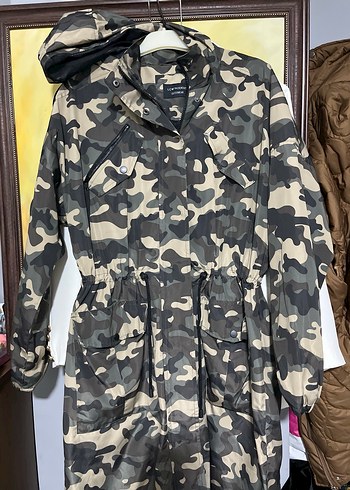 Kahverengi Kamuflajlı Kemerli Kadın Yağmurluk - Görsel 7