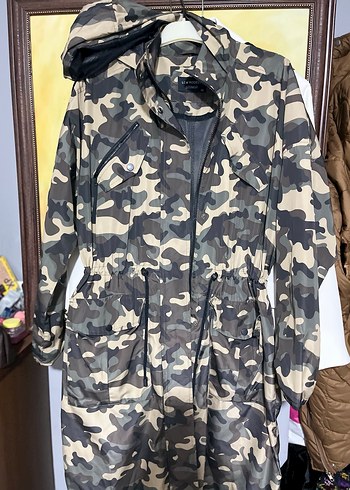 Kahverengi Kamuflajlı Kemerli Kadın Yağmurluk - Görsel 2