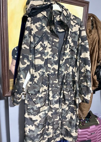 Kahverengi Kamuflajlı Kemerli Kadın Yağmurluk - Görsel 6